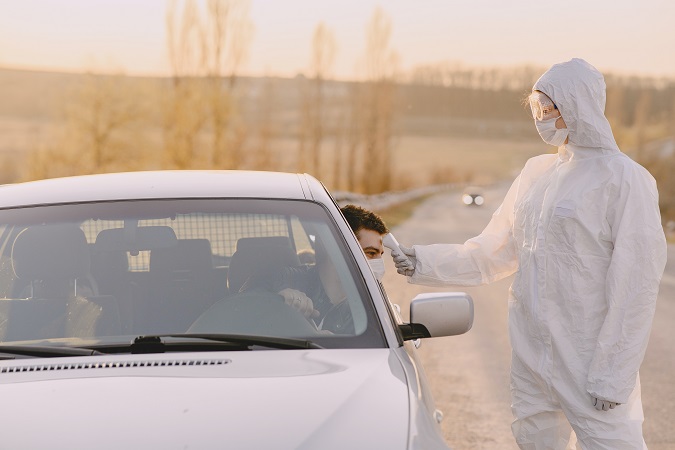 La sola operazione di misurazione della temperatura, a prescindere dalla sua registrazione, risulta un trattamento autorizzato direttamente dal DPCM 26 aprile 2020. Il datore di lavoro può quindi procedere in questo senso, anche mediante apparecchi automatici, purché vi sia una valutazione di impatto privacy a monte.