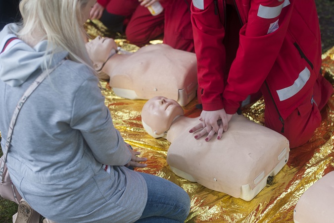 Mancano riferimenti precisi per le dotazioni di primo soccorso richieste per l'emergenza COVID e mancano anche dettagli sulla formazione richiesta per utilizzarle.