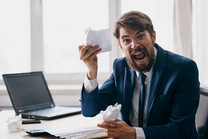 Bisogna sensibilizzare il personale in merito alla necessità di non sottovalutare le dinamiche nelle quali è coinvolto e quindi di segnalarle tempestivamente a partire da eventuali minacce, che sono già considerate molestie.