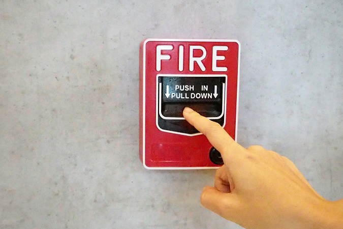 Il decreto prevede che i lavoratori partecipino a esercitazioni antincendio con cadenza almeno annuale.